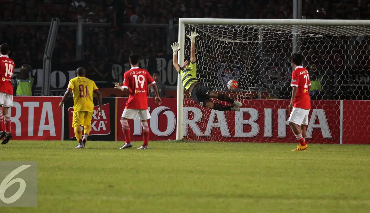 Kiper Persija, Andritany A gagal menahan tendangan Hilton M (Sriwijaya FC) dilanjutan Torabika Soccer Championship presented by IM3 Ooredoo di Stadion GBK Jakarta, Jumat (24/6). Laga dihentikan,Sriwijaya FC unggul 1-0. (Liputan6.com/Helmi Fithriansyah)