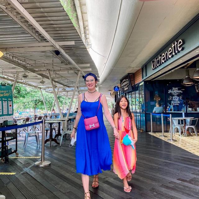 6 Potret Stevie Agnecya Mantan Istri Samuel Rizal Bareng Anak, Penuh Kehangatan