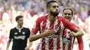 Gelandang Atletico Madrid, Carrasco, melakukan selebrasi usai mencetak gol ke gawang Sevilla pada laga La Liga Spanyol di Stadion Wanda Metropolitano, Sabtu (23/9/2017). Atletico Madrid menang 2-0 atas Sevilla. (AFP/Pierre-Philippe Marcou)