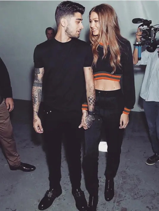 Sempat dikabarkan putus, keduanya tak memusingkan rumor tersebut. Terbukti ketika keduanya berlenggang di acara LFW 2016 dengan melemparkan senyum ke arah kamera, dan setelah itu unggahan foto terlihat di akun social keduanya. (Instagram/Zaynmalik)