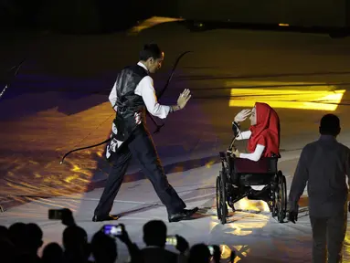 Presiden Indonesia, Joko Widodo, bersama penyandang disabilitas saat pembukaan Asian Para Games di SUGBK, Jakarta, Sabtu (06/10/2018). Acara tersebut dimeriahkan dengan aksi para penyandang disabilitas. (Bola.com/M Iqbal Ichsan)