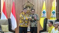 Gubernur Jawa Barat Ridwan Kamil menerima kartu anggota Partai Golkar dari Ketum Partai Golkar Airlangga Hartarto di DPP Golkar, Jakarta,Rabu (18/1/2023). Ridwan Kamil resmi bergabung dengan Partai Golkar. (Liputan6.com/Angga Yuniar)