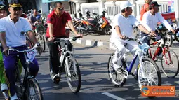 Citizen6, Kendal: Dalam rangka HUT TNI yang ke 66 jajaran Kodim 0715/Kendal menggelar Sepeda Santai bertempat di Alun Alun Kendal pada, Minggu (25/9). Kegiatan itu diikuti ribuan peserta. (Pengirim: Aryo Widiyanto)