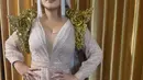 Vicky Shu jadi white fairy mengenakan mesh dress dan wig warna putih yang dilengkapi aksesoris emas. [@vickyshu]