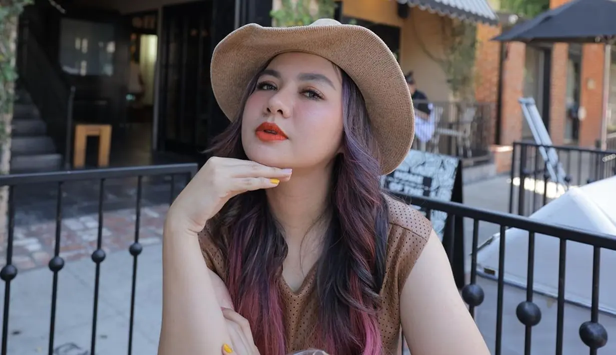 Masih dalam suasana liburan di Los Angeles, Vicky Shu ngopi cantik di sebuah kafe. Lagi-lagi ia tampil dengan makeup bold yang membuatnya tampak lebih ekspresif. Pemilik nama lengkap Vicky Veranita Yudhasoka ini juga tampil fashionable dengan baju dan topi dengan warna senada. (Liputan6.com/IG/@vickyshu)