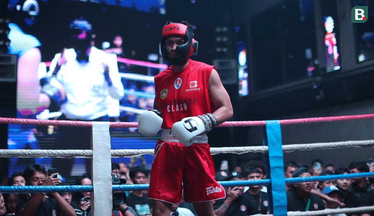 Aksi Gaga Muhammad pada ajang bertajuk University Boxing League (UBL) yang berlangsung di Embassy Lounge Jakarta, Senayan, Jumat (20/9/2024) malam WIB. (Bola.com/Abdul Aziz)