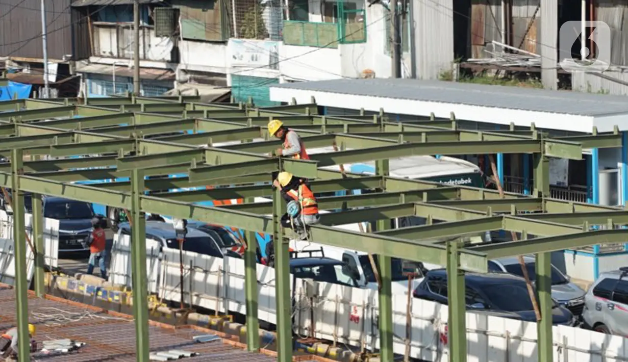 Pekerja menyelesaikan pembangunan proyek Underpass Senen Extension di Jakarta, Selasa (7/7/2020). Proyek yang menelan anggaran mencapai Rp 121,1 miliar dan ditargetkan selesai pada Desember 2020 tersebut diharapkan dapat mengurai kemacetan di kawasan tersebut. (Liputan6.com/Immanuel Antonius)