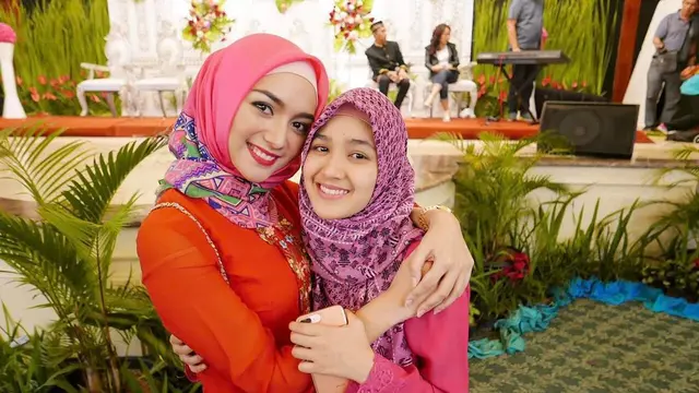 6 Potret Lawas Cut Syifa Bareng Pemain Tukang Bubur Naik Haji, Kompak