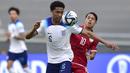 Bek Timnas Inggris U-20, Bashir Humphreys (depan) menguasai bola dibayangi striker Timnas Tunisia U-20, Chaim El Djebali pada laga Grup E Piala Dunia U-20 2023 di Unico Diego Armando Maradona Stadium, La Plata, Argentina, Selasa (23/5/2023) dini hari WIB. (AP Photo/Gustavo Garello)