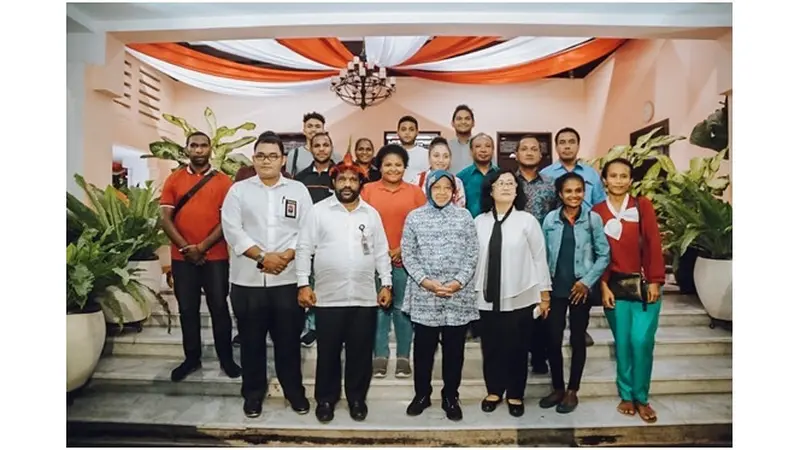 Momen Walikota Surabaya Tri Rismaharini bertemu Staf Khusus Presiden untuk Papua