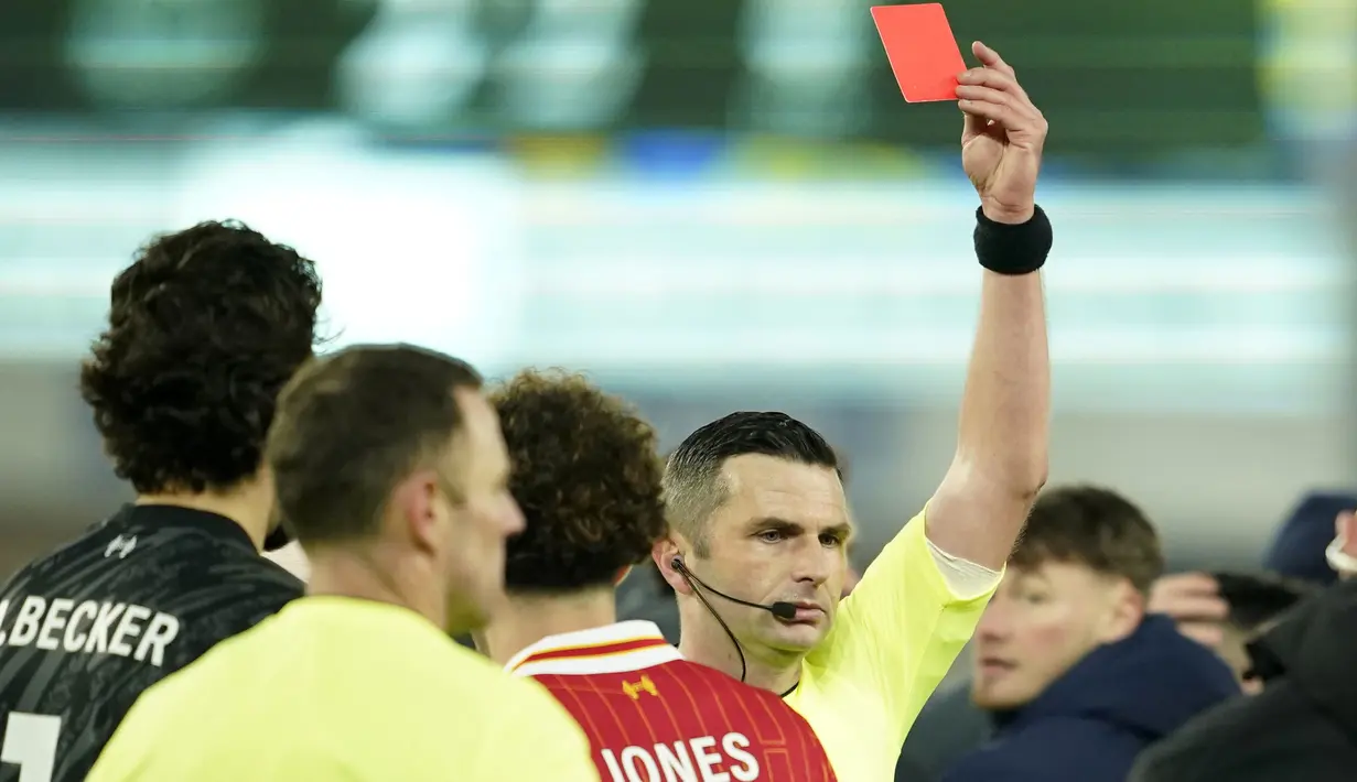 Wasit Michael Oliver memberikan kartu merah kepada pemain Liverpool, Curtis Jones dan Everton, Abdoulaye Doucoure setelah laga lanjutan Liga Inggris 2024/2025 di Goodison Park, Liverpool, Inggris, Rabu (13/02/2025) WIB. (AP Photo/Dave Thompson)