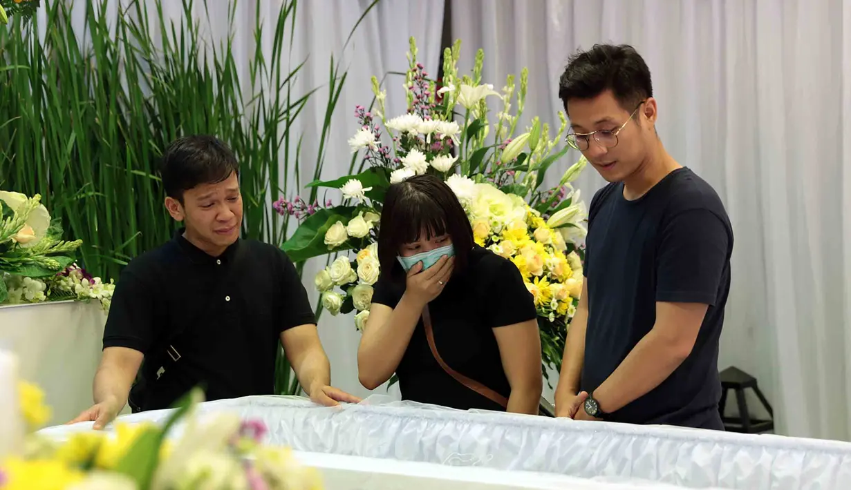 Johanes Abraham Onsu ayah Ruben Onsu dan Jordi Onsu meninggal dunia dalam usia 74 tahun. Enam hari menjalani perawatan batuk kronis dan tifus. Hingga akhirnya menghembuskan napas terakhirnya Minggu (29/1) sekitar pukul 21.10 WIB.(Deki Prayoga/Bintang.com)