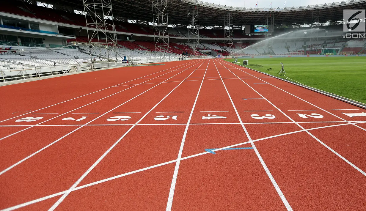 Kondisi lintasan lari di Stadion Utama Gelora Bung Karno, Senayan, Jakarta, Selasa (3/10). Sejumlah pembangunan Infastruktur Asian Games dipastikan akan selesai sesuai dengan target pemerintah pada Desember 2017. (Liputan6.com/Johan Tallo)