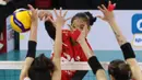 Pemain Timnas voli putri Indonesia, Junaida Santi (depan) melepaskan spike yang berusaha diblok dua pemain Vietnam pada laga Grup B AVC Challenge Cup 2024 di Rizal Memorial Coliseum, Manila, Filipina, Minggu (26/5/2024). Indonesia kalah 1-3 (17-25, 15-25, 27-25 dan 13-25). (Asian Volleyball Confederation)