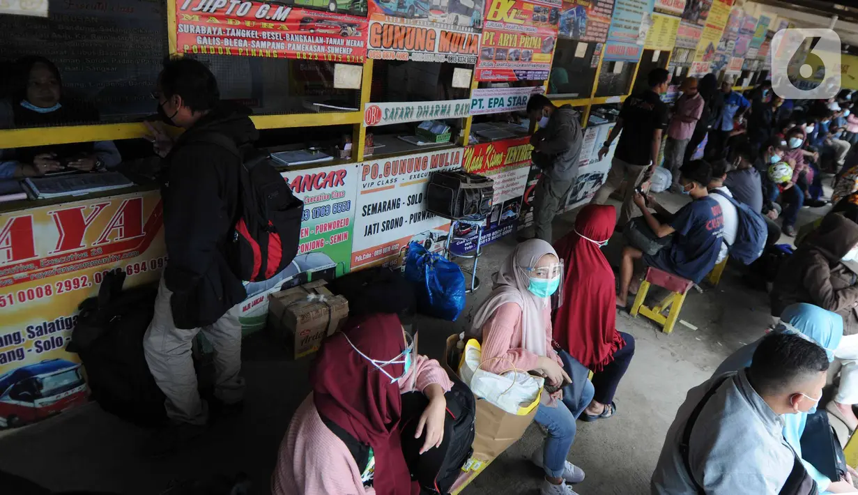 Pemudik menunggu pemberangkatan dari terminal bayangan yang ada di Pasar Jumat, Jakarta, Rabu (5/5/2021). Jelang pemberlakuan larangan mudik 2021 pada esok hari, sejumlah terminal bayangan di wilayah Jabodetabek dipadati para pemudik tujuan Pulau Jawa dan Sumatera. (merdeka.com/Arie Basuki)