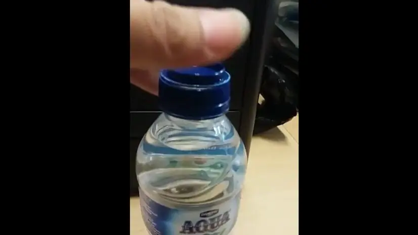 Tutup botol air minum dalam kemasan Aqua ukuran 330 ml mudah dibuka bagian teratasnya. 