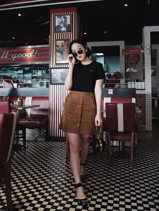 <p>kaos berwarna hitam dan short skirt berwarna coklat akan membuatmu elegan dan tampil lebih percaya diri.&nbsp;(instagram/agthpricilla)</p>