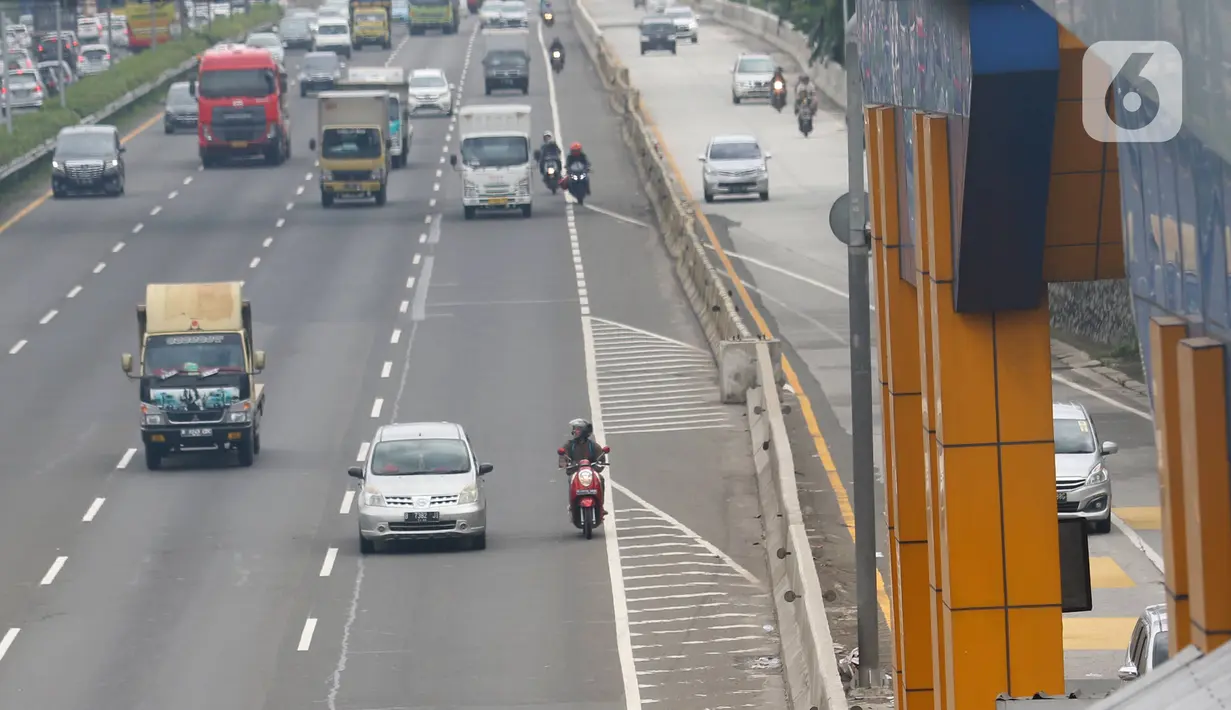 Sejumlah sepeda motor melintasi Tol Karang Tengah, Tangerang, Banten, Kamis (2/1/2020). Pengendara sepeda motor masih diperbolehkan melintasi tol untuk menghindari ruas jalan yang terendam banjir di beberapa wilayah Jabodetabek. (Liputan6.com/Angga Yuniar)
