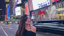 Potret saat Beby Tsabina berada di Time Square New York. Mengenakan sweater hitam dengan tali bra yang terlihat, Beby Tsabina tampil seksi di tempat itu. (Instagram/bebytsabina)