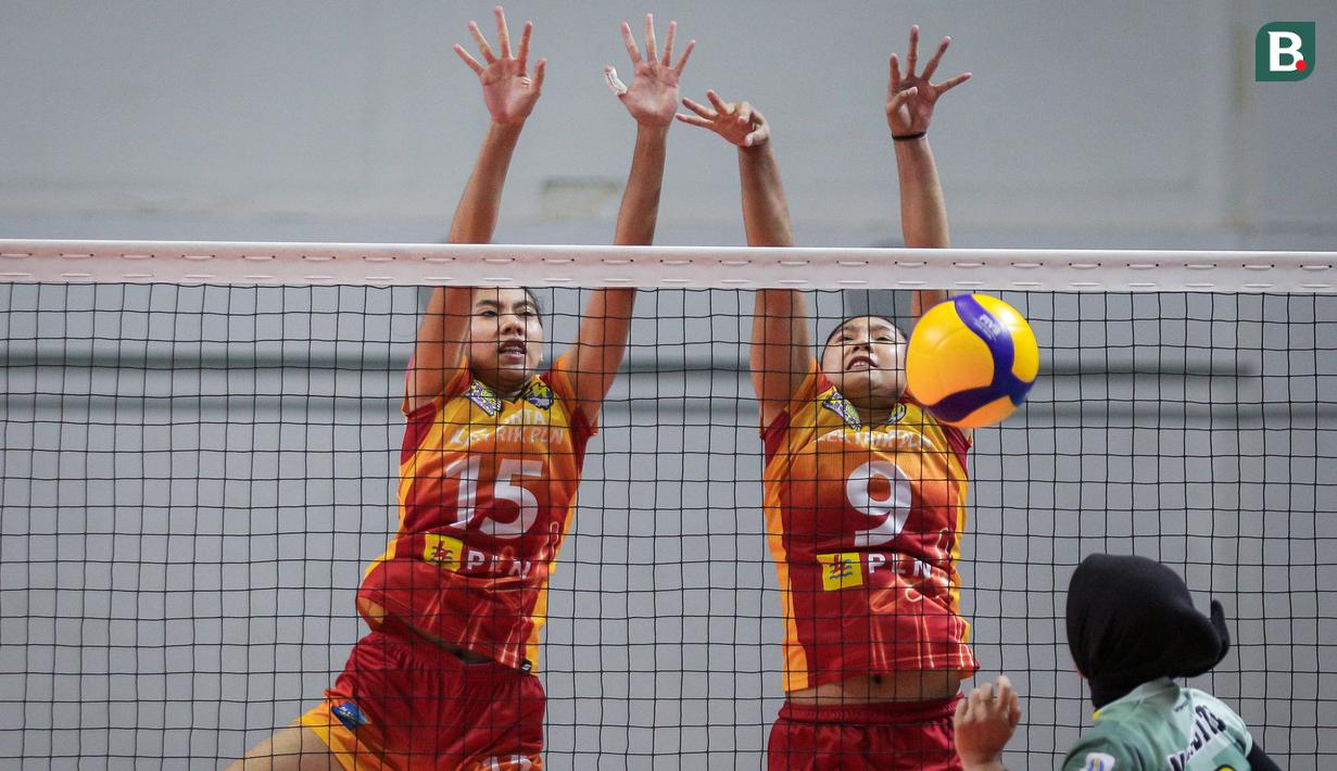 Pemain Jakarta Elektrik PLN, Shintia Alliva Mauludina (kiri) dan Nurlaili Kusumah Diningrat melakukan blok saat laga lanjutan PLN Mobile Proliga 2022 melawan Bandung BJB Tandamata di Padepokan Voli Jenderal Polisi Kunarto, Sentul, Jumat (21/01/2022). (Bola.com/Bagaskara Lazuardi)