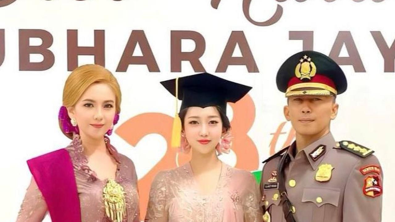 Potret Cantik Ibu Kombes Heni Tania Menghadiri Wisuda Putri Pertamanya.
