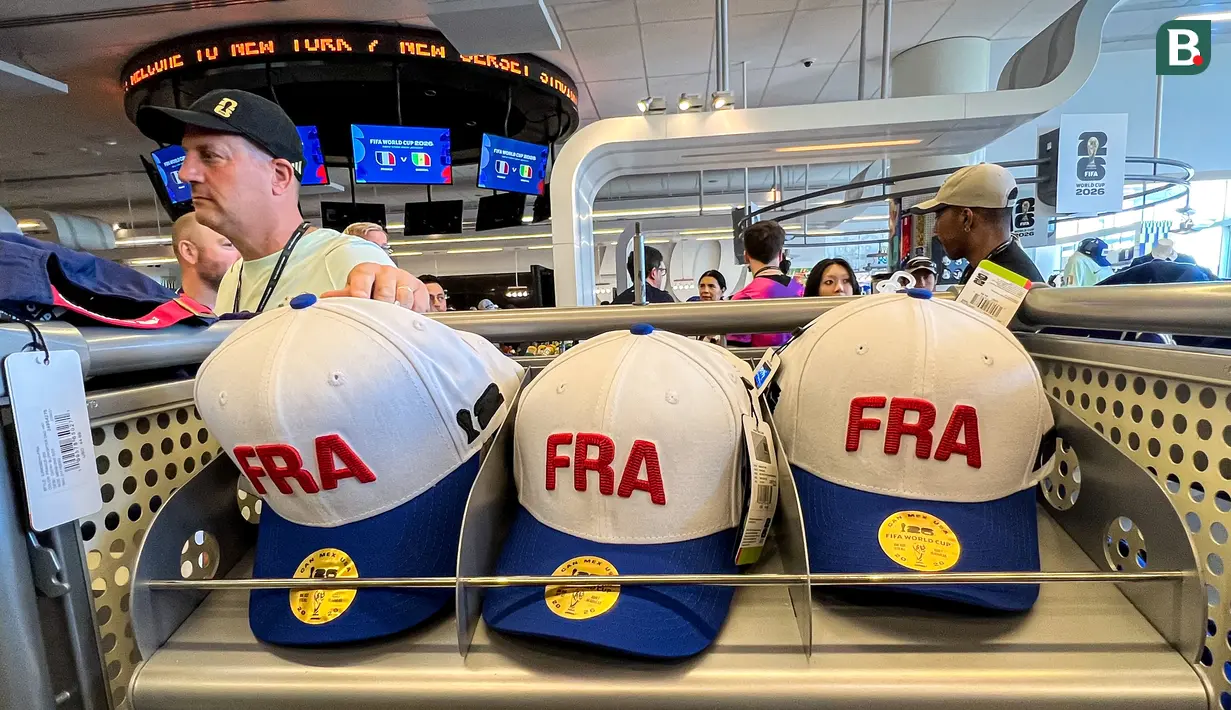 Topi resmi Timnas Prancis dipajang di FIFA Store, MetLife Stadium, East Rutherford, New Jersey, Amerika Serikat, menjelang laga fase grup Prancis melawan Senegal pada Piala Dunia 2026. Merchandise resmi tersebut menjadi salah satu produk yang paling banyak diburu suporter. (KLY Sports/Hery Kurniawan)