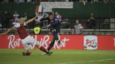 Penyerang Prancis, Kylian Mbappe melepaskan tembakan saat mencetak gol ke gawang Austria pada pertandingan grup A1 UEFA Nations League di Stadion Ernst Happel di Wina, Austria, Sabtu (11/6/2022). Prancis bermain imbang atas Austria 1-1. (AP Photo/Michael Gruber)