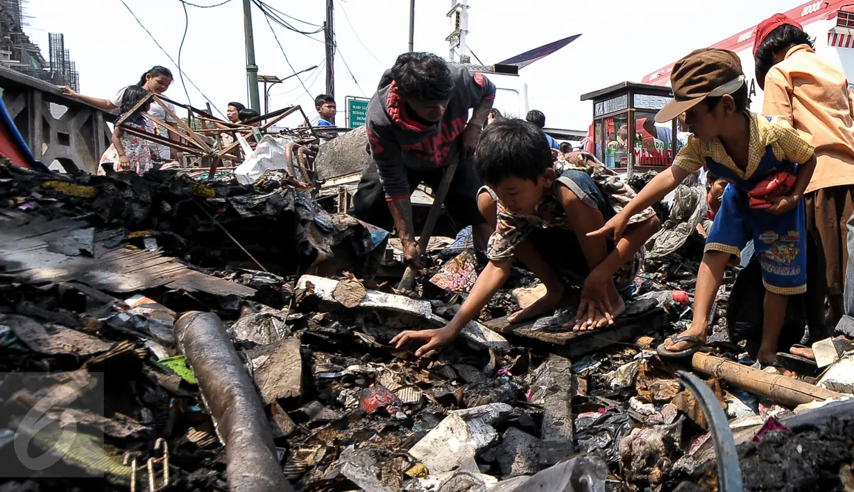 Sejumlah anak mencari barang yang masih bisa terpakai dari sisa kebakaran yang melanda kawasan Pasar Gembrong, Jakarta, Rabu (5/8/2015). Kebakaran yang terjadi pada Selasa (4/8) lalu membakar sekitar 25 rumah dan toko mainan. (Liputan6.com/Yoppy Renato)