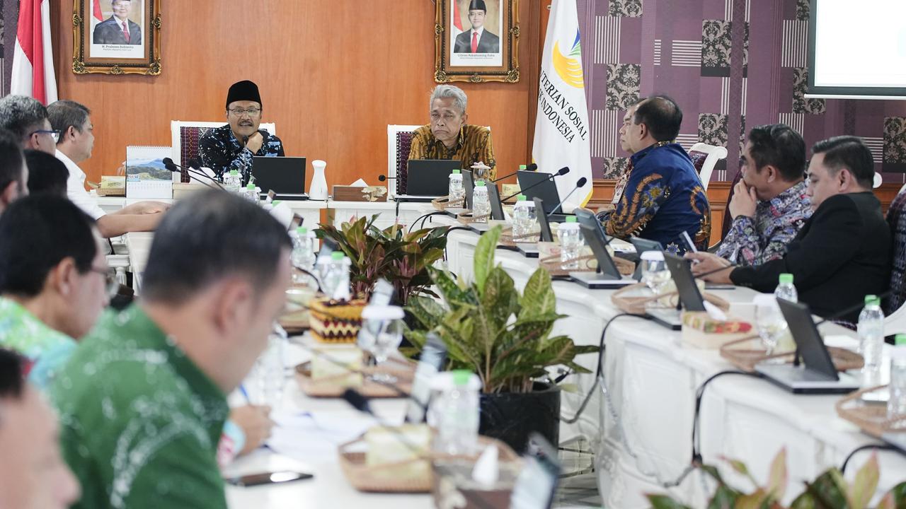 Menteri Sosial Saifullah Yusuf (Gus Ipul) dan Wamensos Agus Jabo Priyono saat Rapat Koordinasi dengan Himbara