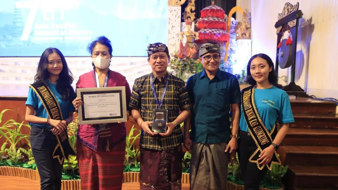 Bupati Suwirta (batik coklat) saat menerima penghargaan World No Tobaco Day Award dari WHO. (Ist).