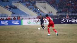 Pemain Timnas Indonesia Fachruddin Wahyudi Aryanto menggiring bola saat melawan Timnas Vietnam pada pertandingan leg kedua babak semifinal Piala AFF 2022 di My Dinh Stadium, Vietnam, Senin (9/1/2023). Indonesia kalah 0-2 dari Vietnam. (Dok. PSSI)