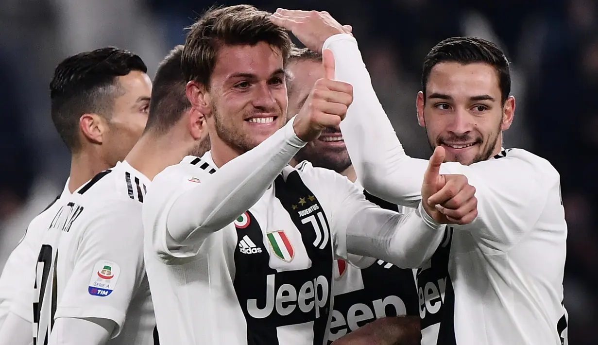 Bek Juventus, Daniele Rugani berselebrasi dengan Mattia De Scigliodan rekan setimnya  setelah mencetak gol ke gawang Chievo pada laga pekan ke-20 Serie A di Allianz Stadium, Senin (21/1). Juventus menang 3-0 saat menjamu  Chievo. (Marco BERTORELLO/AFP)