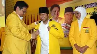 Wakil Gubernur Jawa Timur terpilih Emil Dardak bersama Ketua Umum Partai Golkar Airlangga Hartarto. (Istimewa)