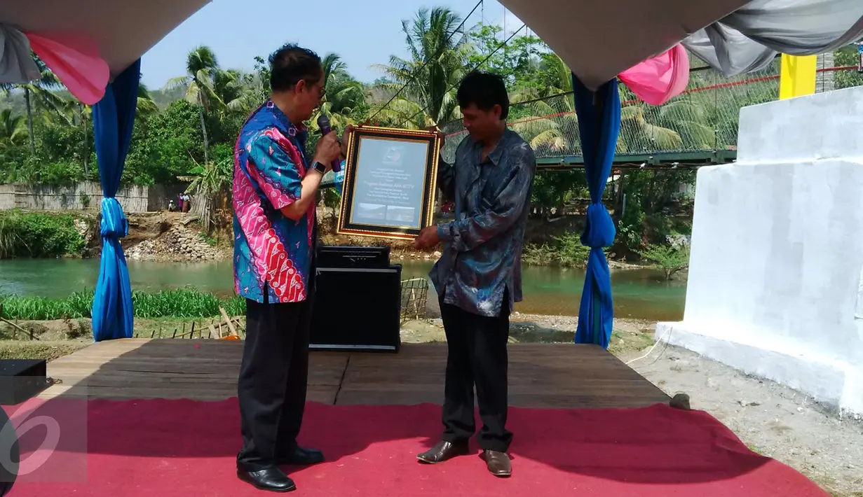 Komisaris Utama SCM Suyono (kiri) saat acara peresmian Jembatan Asa SCTV ke-5 di Desa Sirna Bakti Kec. Pamengpeuk Kab Garut, Sabtu (14/11/2015). (Dokumentasi SCTV)