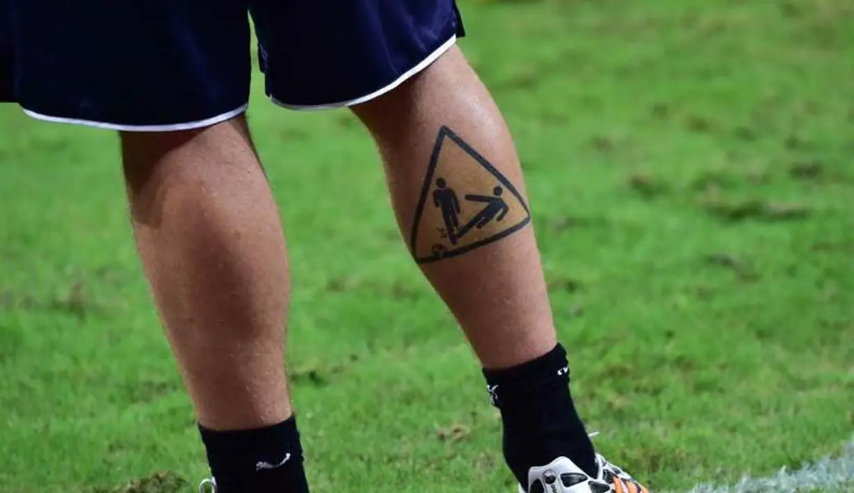  Tato unik De Rossi yang mengambarkan tackling keras, Brasil (13/06/2014) (AFP Photo/Giuseppe Cacace)