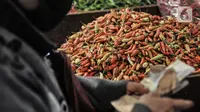 Tumpukan cabai rawit merah yang dijual di Pasar Senen, Jakarta, Kamis (4/3/2021). Naiknya harga cabai rawit merah di pasaran saat ini disebabkan oleh produksi yang sangat rendah sehingga pasokan di pasaran tidak bisa memenuhi tingginya permintaan. (merdeka.com/Iqbal S. Nugroho)