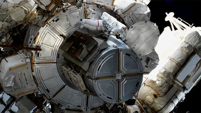 Dua astronaut wanita Amerika Serikat (AS), Christina Koch dan Jessica Meir, menuntaskan aktivitas spacewalk di luar Stasiun Antariksa Internasional pada 15 Januari 2020. (NASA)