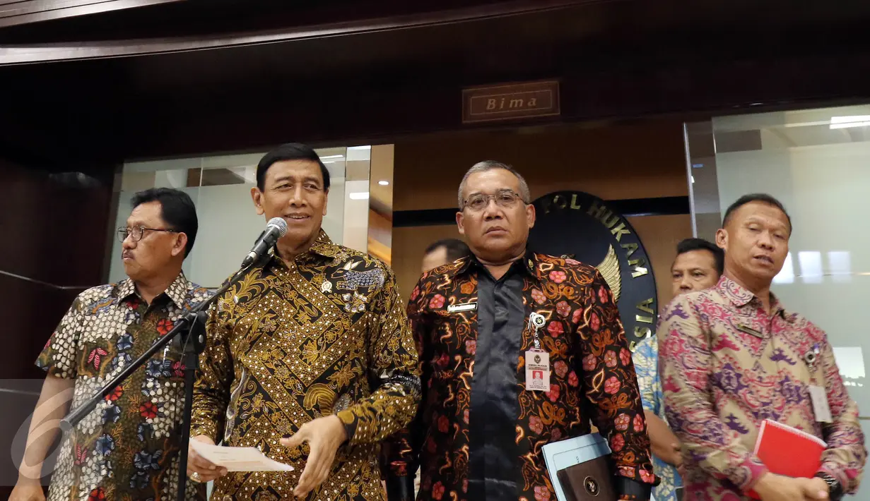 Menkopolhukam Wiranto memberikan keterangan terkait isu pro dan kontra pembubaran ormas Hizbut Tahrir Indonesia (HTI) di Jakarta, Jumat (12/5). Pemerintah menyatakan tidak akan berkompromi dengan ormas yang mengancam NKRI. (Liputan6.com/Johan Tallo)