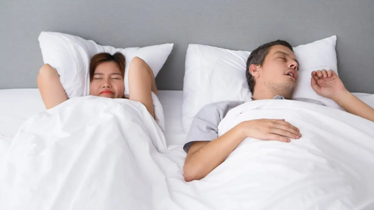 Ilustrasi ngorok atau mendengkur saat tidur (Foto: freepik/jcomp)