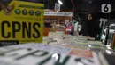 Pekerja merapikan buku di Pasar Kenari, Jakarta, Kamis (28/11/2019). Buku panduan lolos tes yang dijual mulai dari Rp 88.000 hingga Rp 195.000 per eksemplar menjadi barang yang paling dicari dan diminati jelang pelaksanaan tes CPNS. (Liputan6.com/Herman Zakharia)