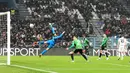 Pemain Sassuolo, Jay Idzes (kedua kiri) tak berkutik saat bola masuk ke gawang timnya dalam laga lanjutan Liga Italia 2025/2026 melawan Inter Milan di Mapei Stadium, Minggu (08/02/2026) waktu setempat. (AP Photo/LaPresse/Spada)