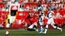 Pemain Manchester United (MU) Scott McTominay (kiri) dan pemain Crystal Palace Jordan Ayew (tengah) berebut bola saat bertanding dalam Liga Inggris di Old Trafford, Manchester, Inggris, Sabtu (24/8/2019). MU kalah dari Crystal Palace dengan skor 1-2. (AP Photo/Alastair Grant)