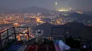 Pemandangan Kota Suci Mekkah saat malam hari dari puncak Jabal Nur, Mekah, Arab Saudi (7/9).  Kota Suci Mekkah saat ini tengah di padati oleh para jemaah dari seluruh dunia untuk melaksankan ibadah haji. (Reuters/Ahmed Jadallah)