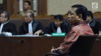 Terdakwa korupsi proyek e-KTP, Setya Novanto saat mengikuti sidang pembacaan nota pembelaan di Pengadilan Tipikor, Jakarta, Jumat (13/4). Sebelumnya, Setya Novanto dituntut 16 tahun penjara dan denda satu milyar rupiah. (Liputan6.com/Helmi Fithriansyah)