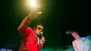 Penampilan peserta Singapura, Jega Theesan pada final kontes menyanyikan lagu Elvis Persley di Manila, Filipina, Sabtu (19/8). Lomba yang pertama di Asia ini untuk mengenang 40 tahun kematian legenda Rock 'n Roll, Elvis Persley. (AP Photo/Bullit Marquez)