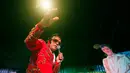 Penampilan peserta Singapura, Jega Theesan pada final kontes menyanyikan lagu Elvis Persley di Manila, Filipina, Sabtu (19/8). Lomba yang pertama di Asia ini untuk mengenang 40 tahun kematian legenda Rock 'n Roll, Elvis Persley. (AP Photo/Bullit Marquez)