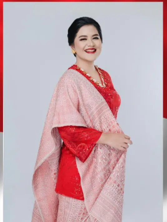 Aura ibu pejabat dari Kahiyang Ayu diperkuat dengan penggunaan giwang emas serta penataan rambut bergaya sanggul modern. (instagram/doleytobing)