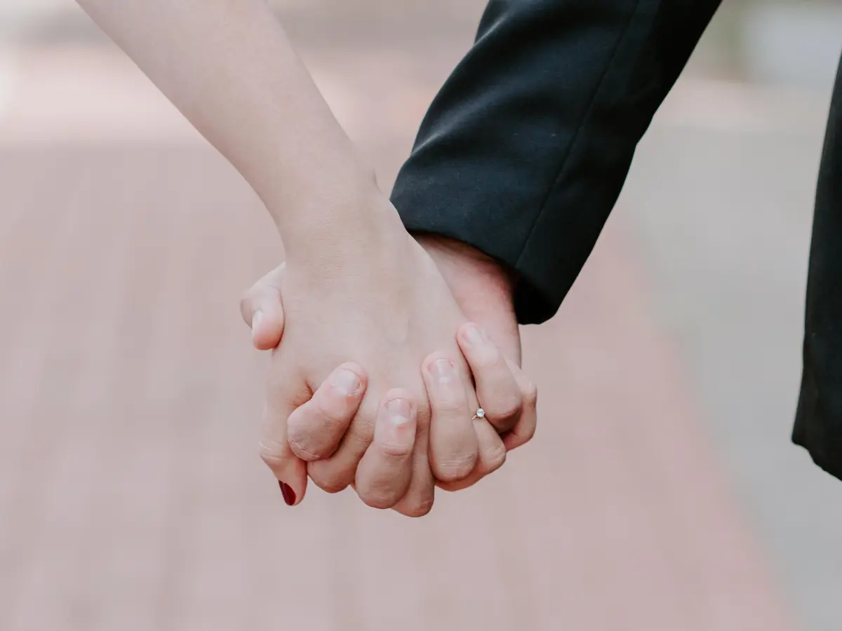 Bukan Hanya Romantis Ini 6 Manfaat Kesehatan Gandengan Tangan Lifestyle Fimela Com