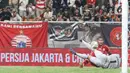 Pesepak bola Persija Jakarta Teuku Raza Fachrezi menyerang ke gawang  Chonburi FC  pada laga persahabatan dalam rangka peresmian Stadion Jakarta International Stadium (JIS) di Jakarta, Minggu (24/7/2022). Pertandingan berakhir imbang dengan skor 3-3. (Liputan6.com/Herman Zakharia)