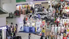 Suasana Pasar Tanah Abang di Jakarta, Minggu (10/10/2021). Dilonggarkannya kebijakan PPKM di Jakarta membuat aktivitas perdagangan di Pasar Tanah Abang kembali bangkit. (Liputan6.com/Faizal Fanani)